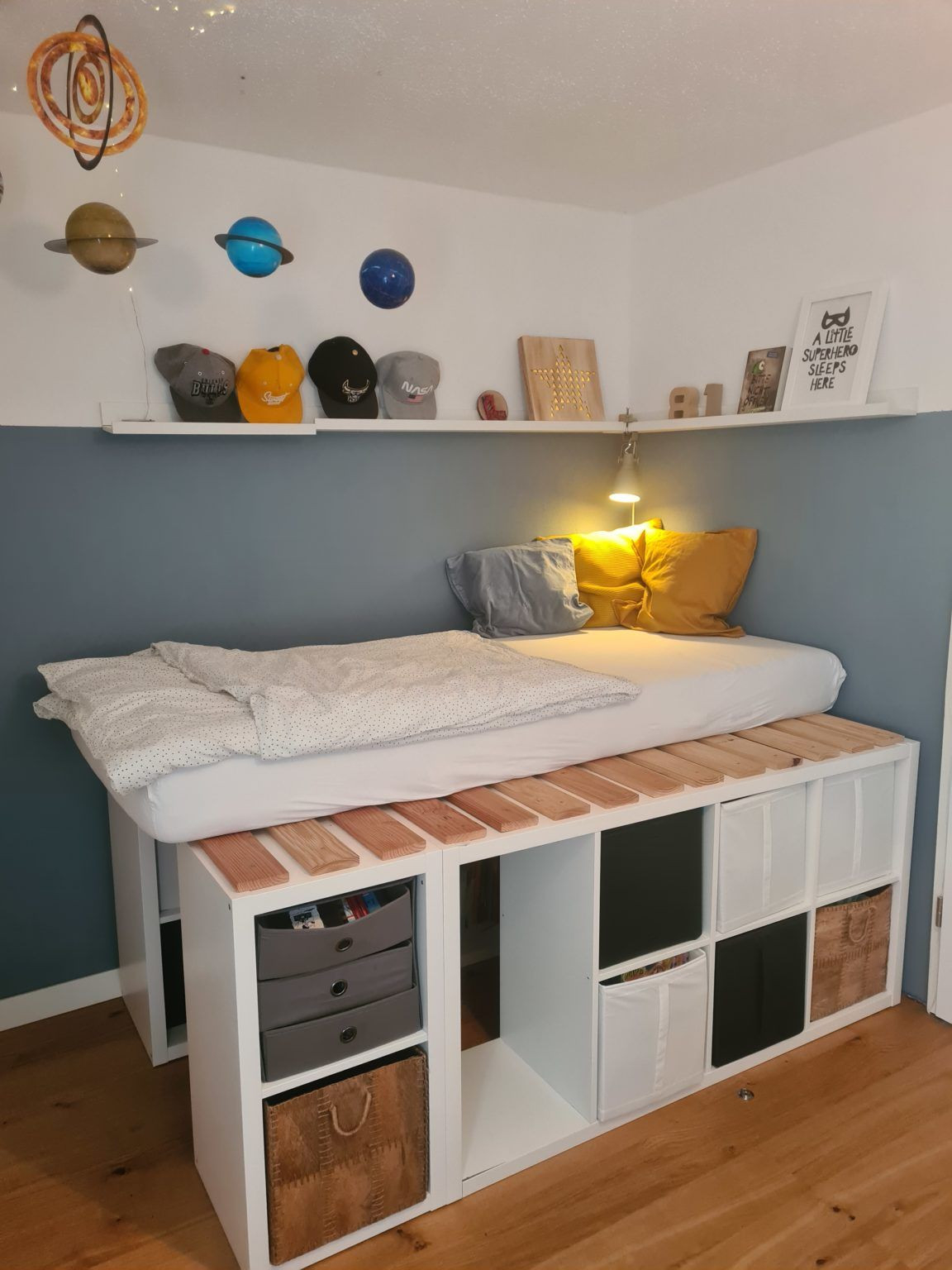 Ein Hochbett Aus Ikea Kallax Regalen | Zimmer Einrichten Ikea with Kallax Regal Ideen Schlafzimmer