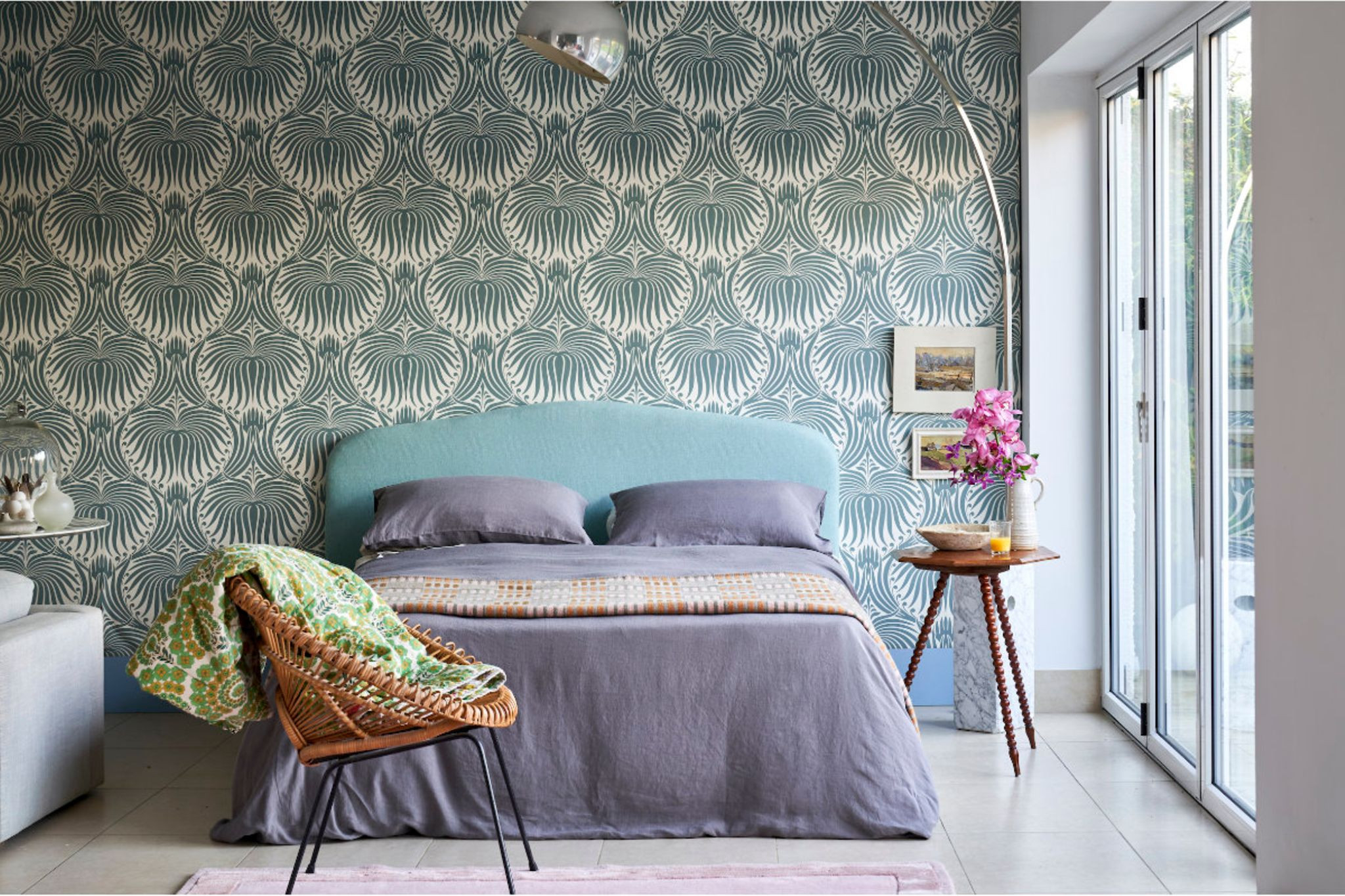 Ideen Für Die Wand Hinterm Bett: Tapete Von Farrow &amp; Ball in Tapeten Für Schlafzimmer Wände